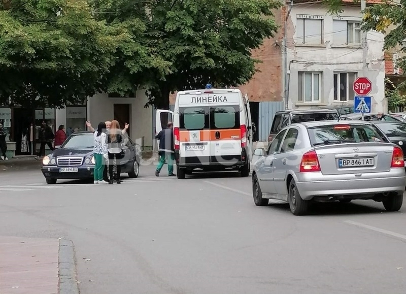 Потресаващо ВИДЕО показа как мерцедес блъска жена на зебра във Враца и какво се случва после