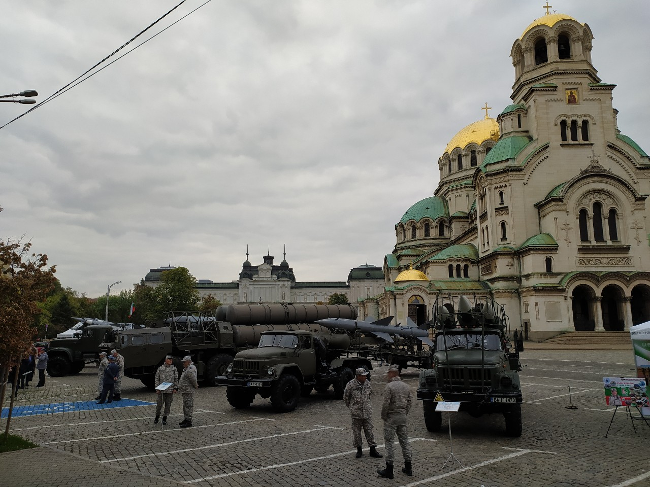 Тежка бойна техника се изсипа в центъра на София! СНИМКИ
