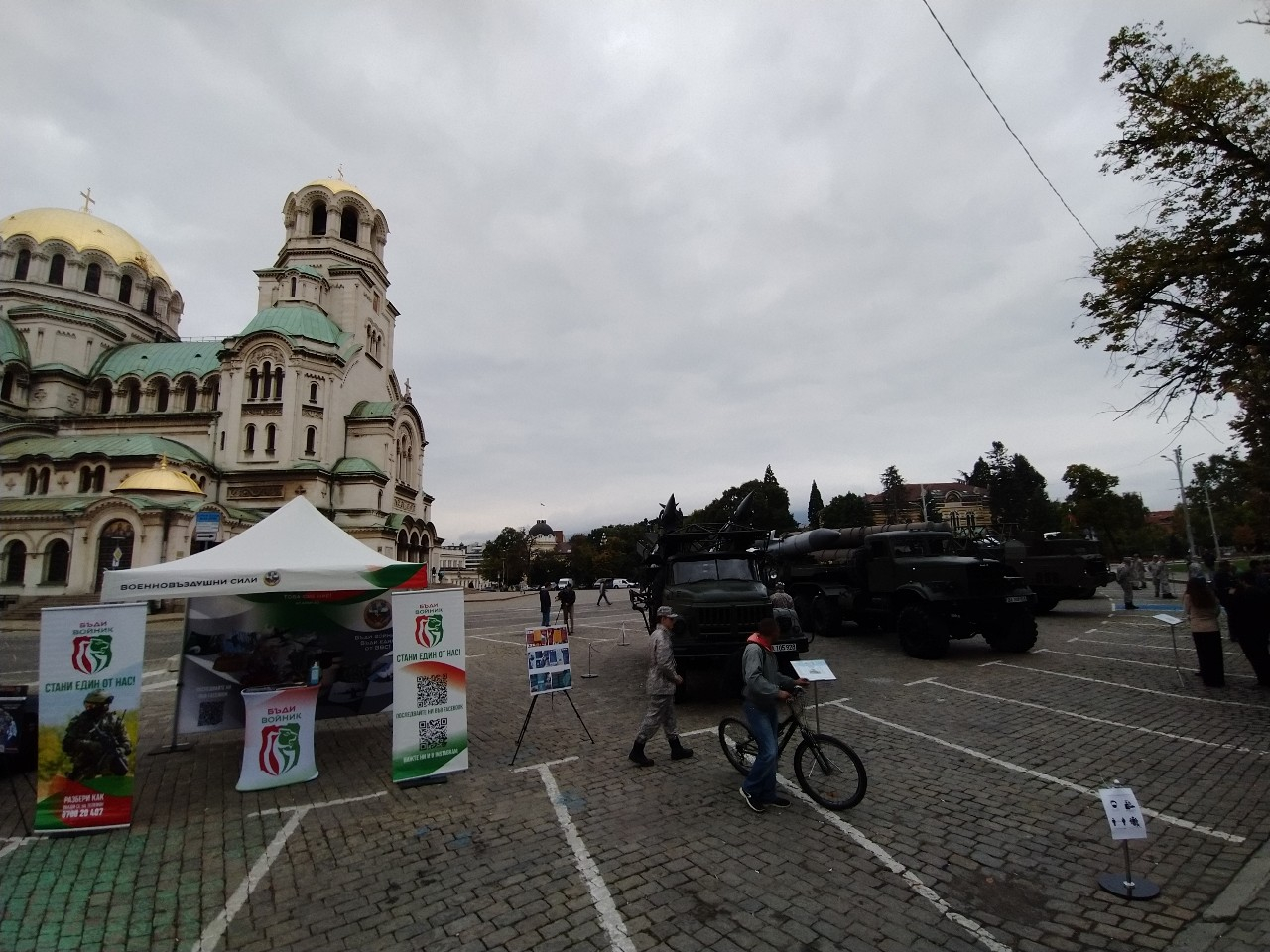 Тежка бойна техника се изсипа в центъра на София! СНИМКИ