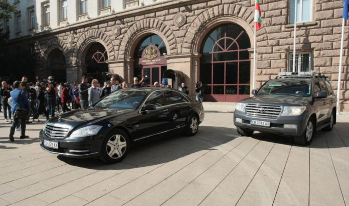 Стъки закова Радев с 3 въпроса за предизборните му агитации, служебните коли и охрана