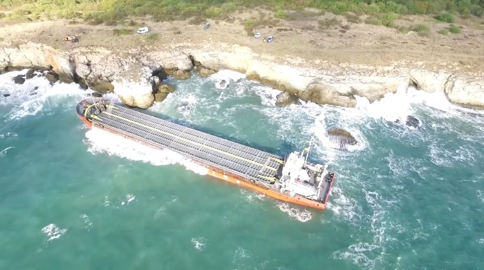 Вижте от птичи поглед заседналия край Камен бряг кораб ВИДЕО