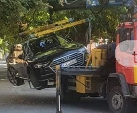 Сеир в Пловдив: Два паяка се борят с тузарско ауди, дори го изтърваха СНИМКИ
