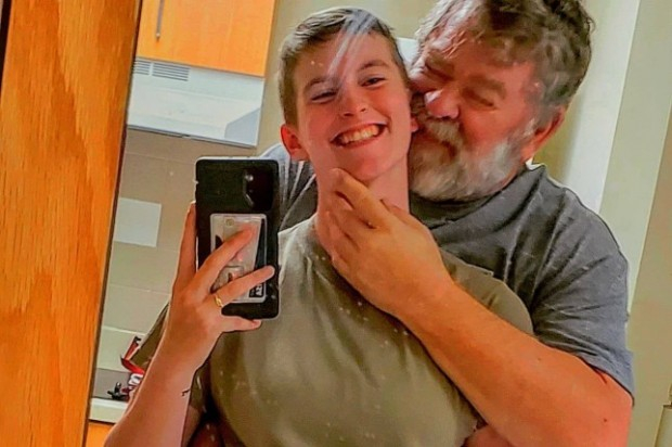 Новият морал! 61-г. дядо на 2 внучета се ожени за 19-г. джендър, опитва се да го оплоди