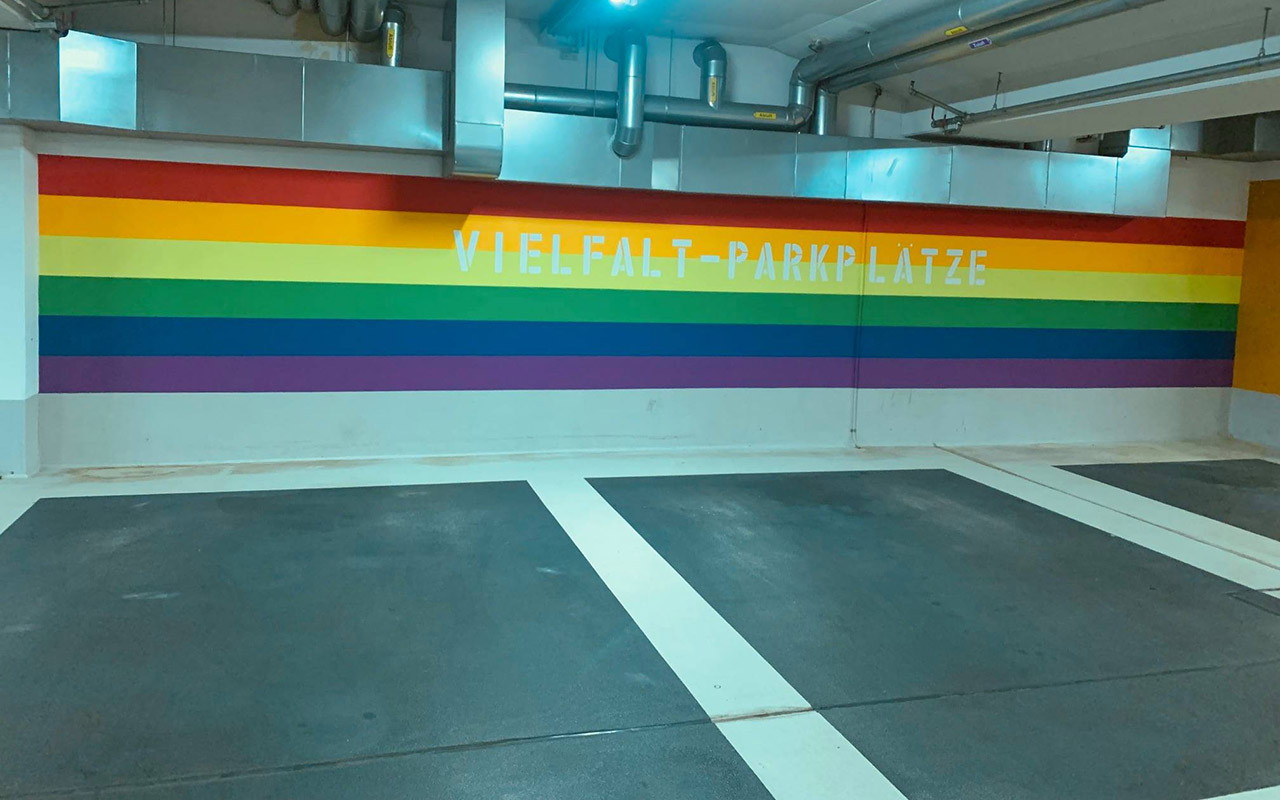 Джендърите настъпват: Вече има специални паркоместа за секс малцинствата ВИДЕО