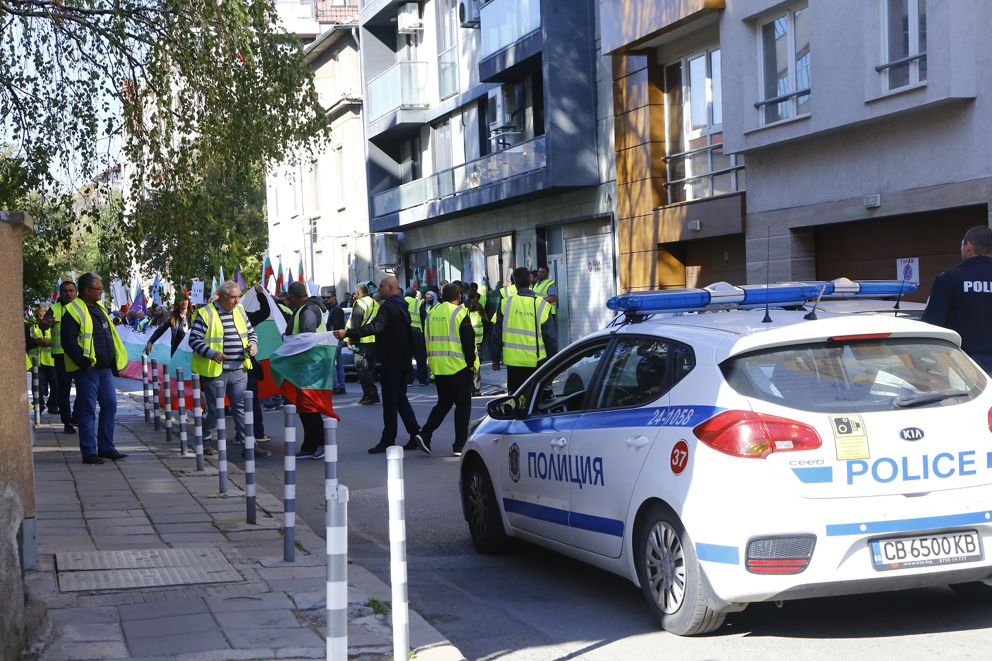 Напрежението ескалира! Протестиращи окупираха МРРБ! СНИМКИ