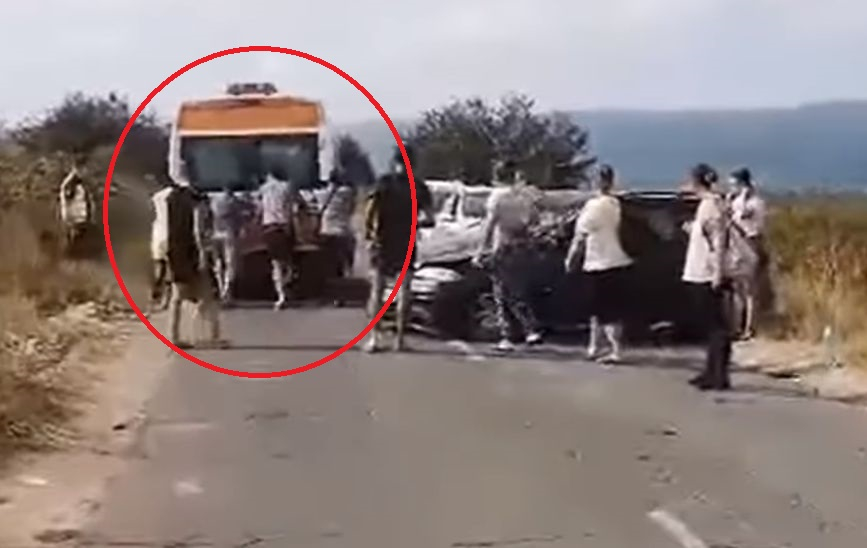 Всички гледат ВИДЕО с линейка и куп мъжаги край Приморско и не вярват на очите си