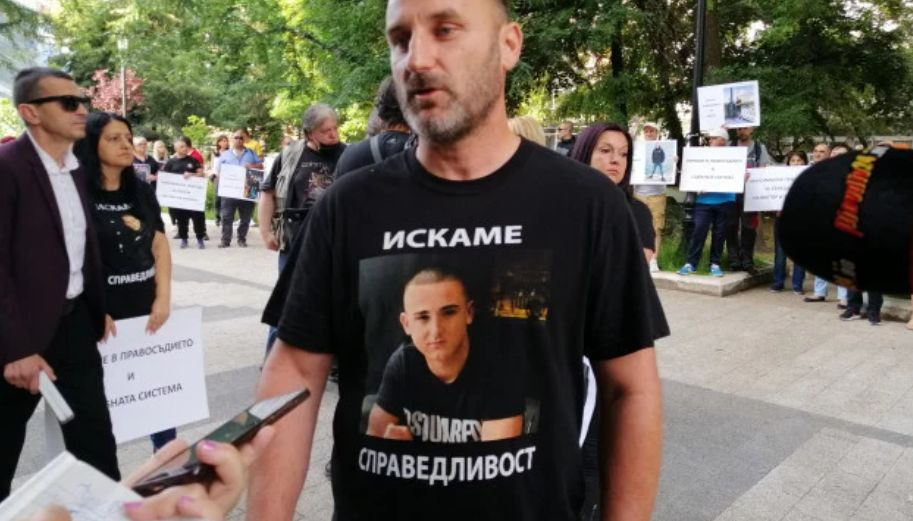Почернени близки на протест преди делото за адското меле до Кадиево 