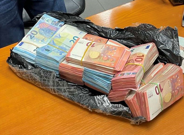Митничари провериха румънски автобус и в климатиците откриха 150 бона