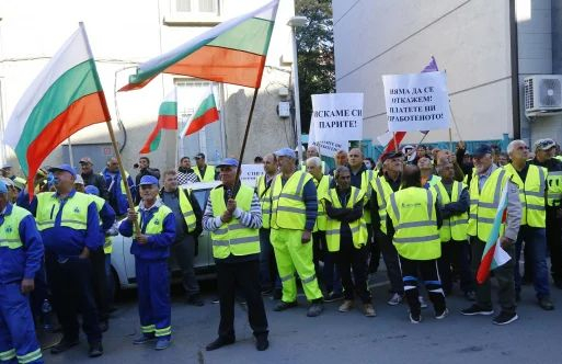 МРРБ клекна пред протестиращите служители от пътностроителния бранш