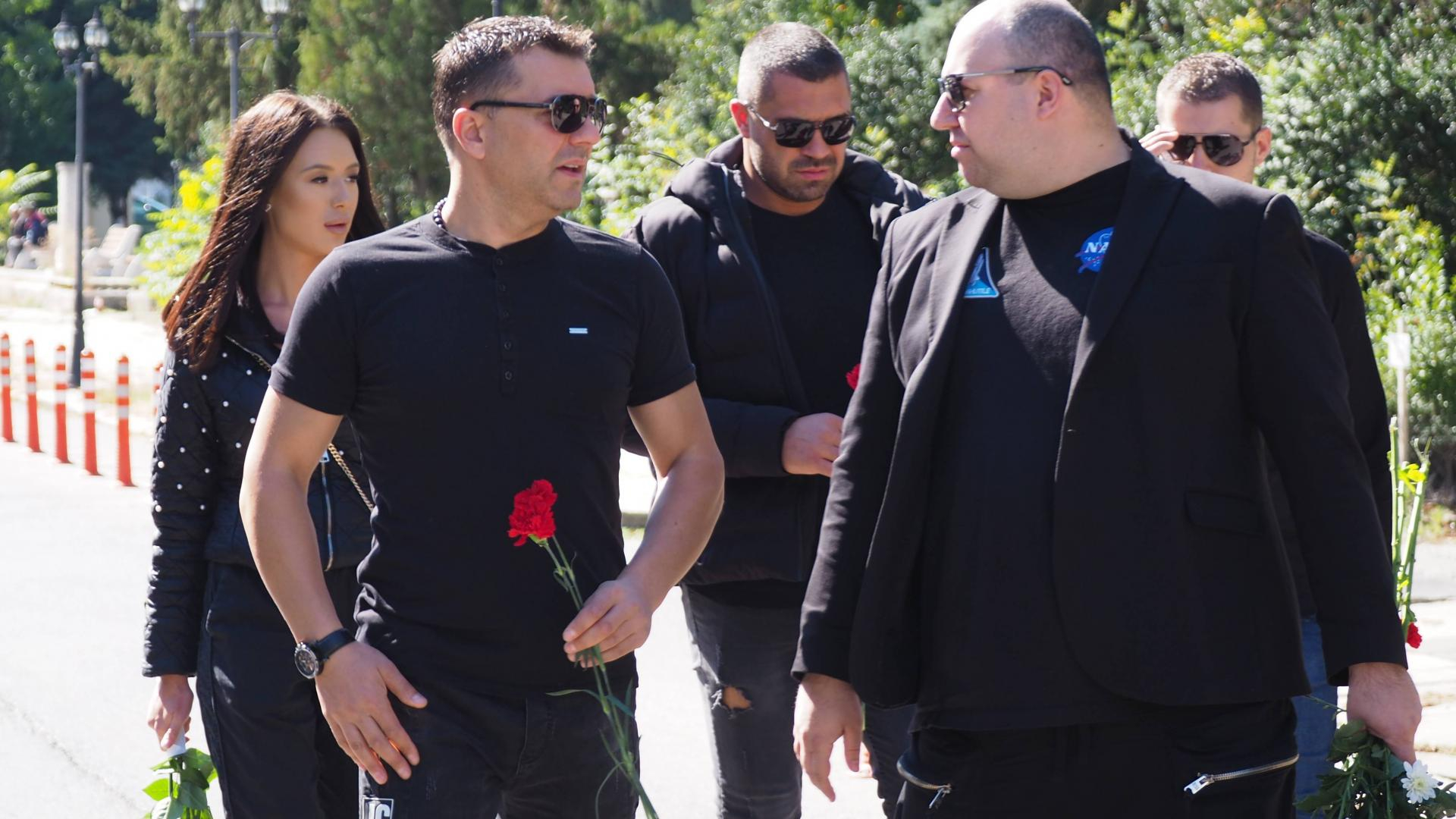 Годеницата на Ангел го изпрати обляна в сълзи и прегърнала портрета му СНИМКИ 