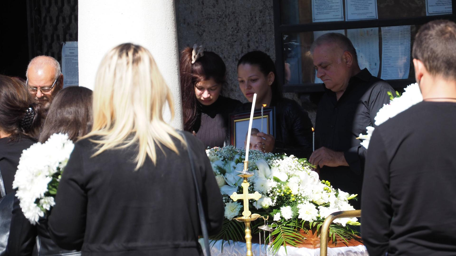 Годеницата на Ангел го изпрати обляна в сълзи и прегърнала портрета му СНИМКИ 