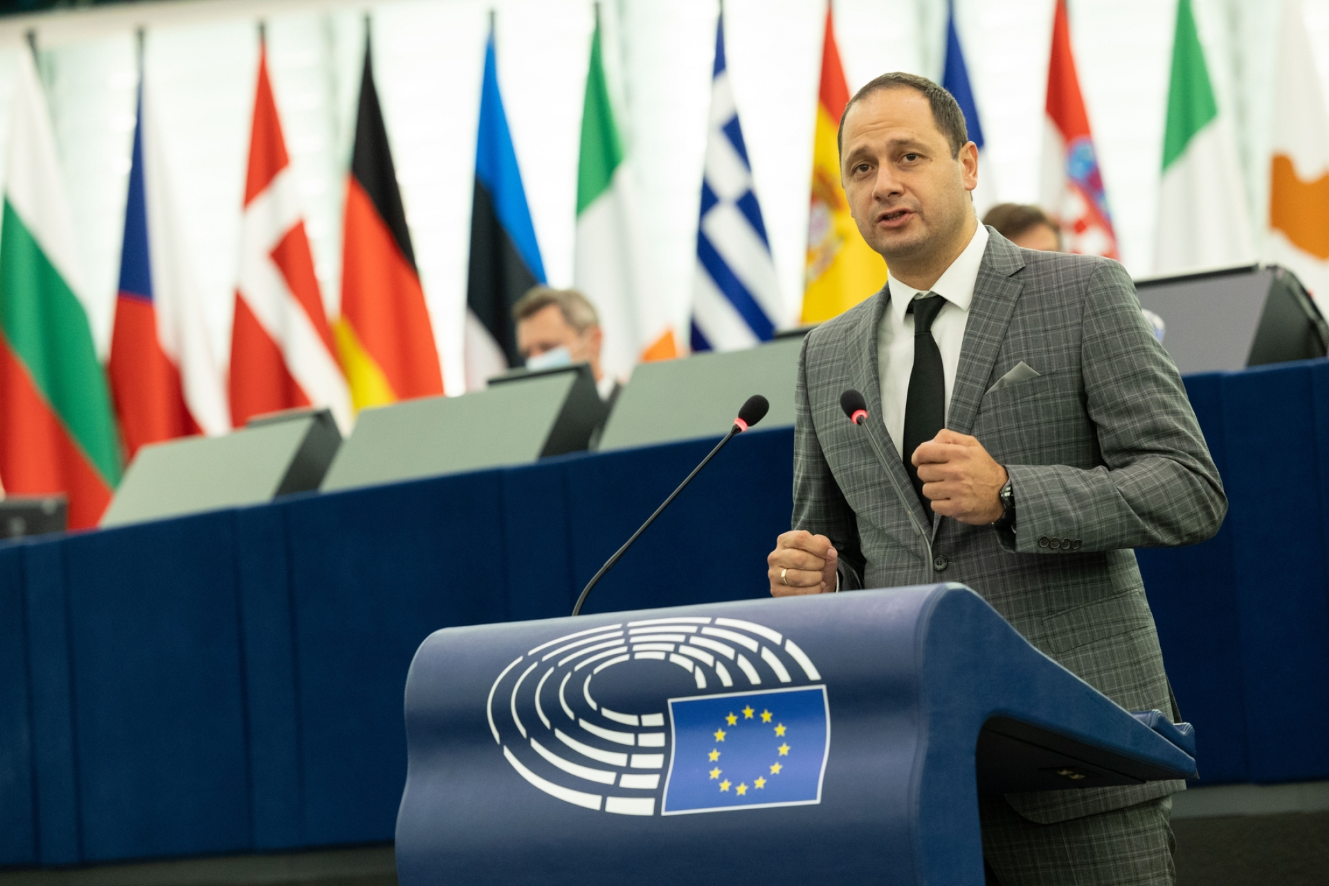 Използване на изкуствен интелект от полицията: Европейският парламент се противопоставя на масовото наблюдение
