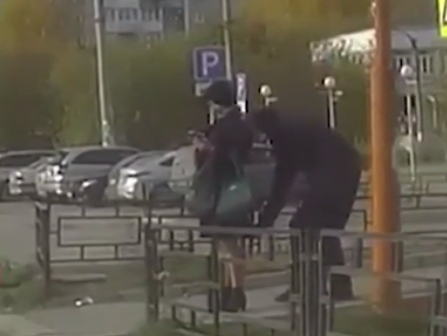 Перверзник пъхна телефон под палтото на жена й я снима ВИДЕО 18+
