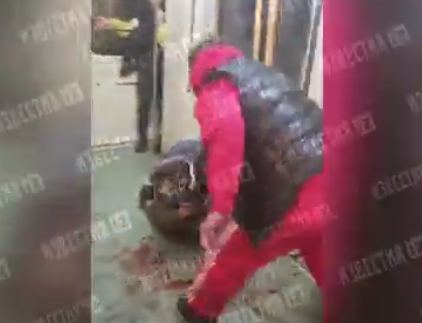 Не е за хора със слаби сърца! Бандити бият мъж в метрото ВИДЕО 18+