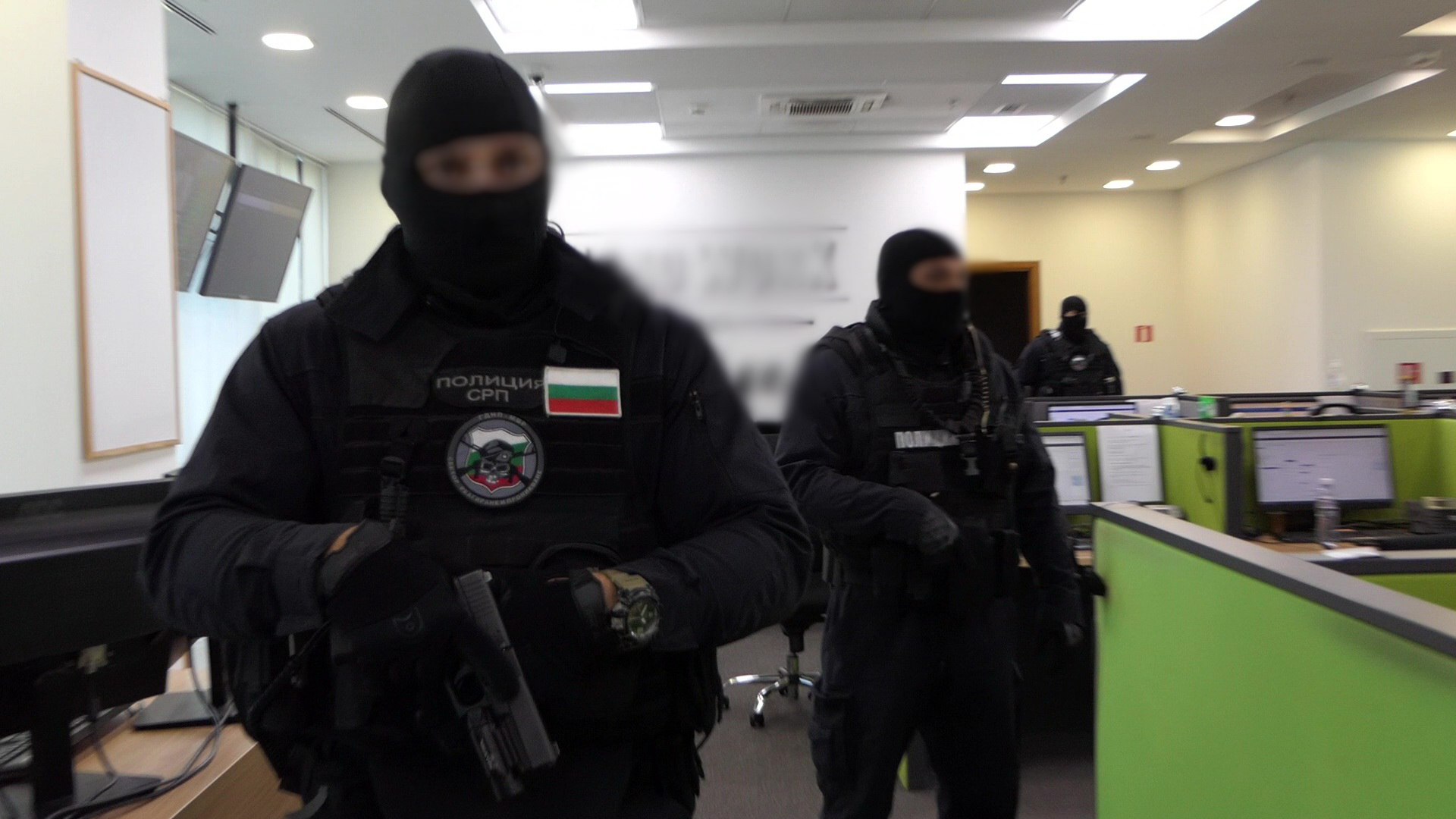 Първи СНИМКИ и ВИДЕО от спецакцията, разбила банда за финансови измами в колцентър в София