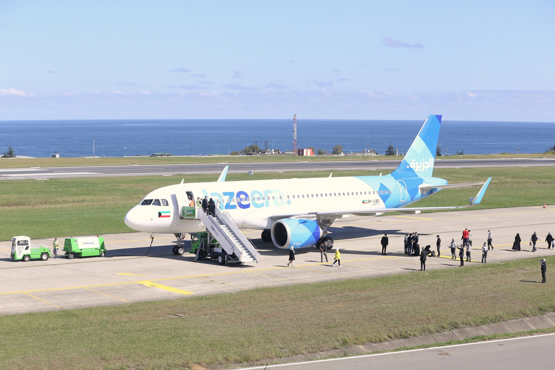 Извънредно! Самолет на Jazeera Airways кацна аварийно в Турция ВИДЕО