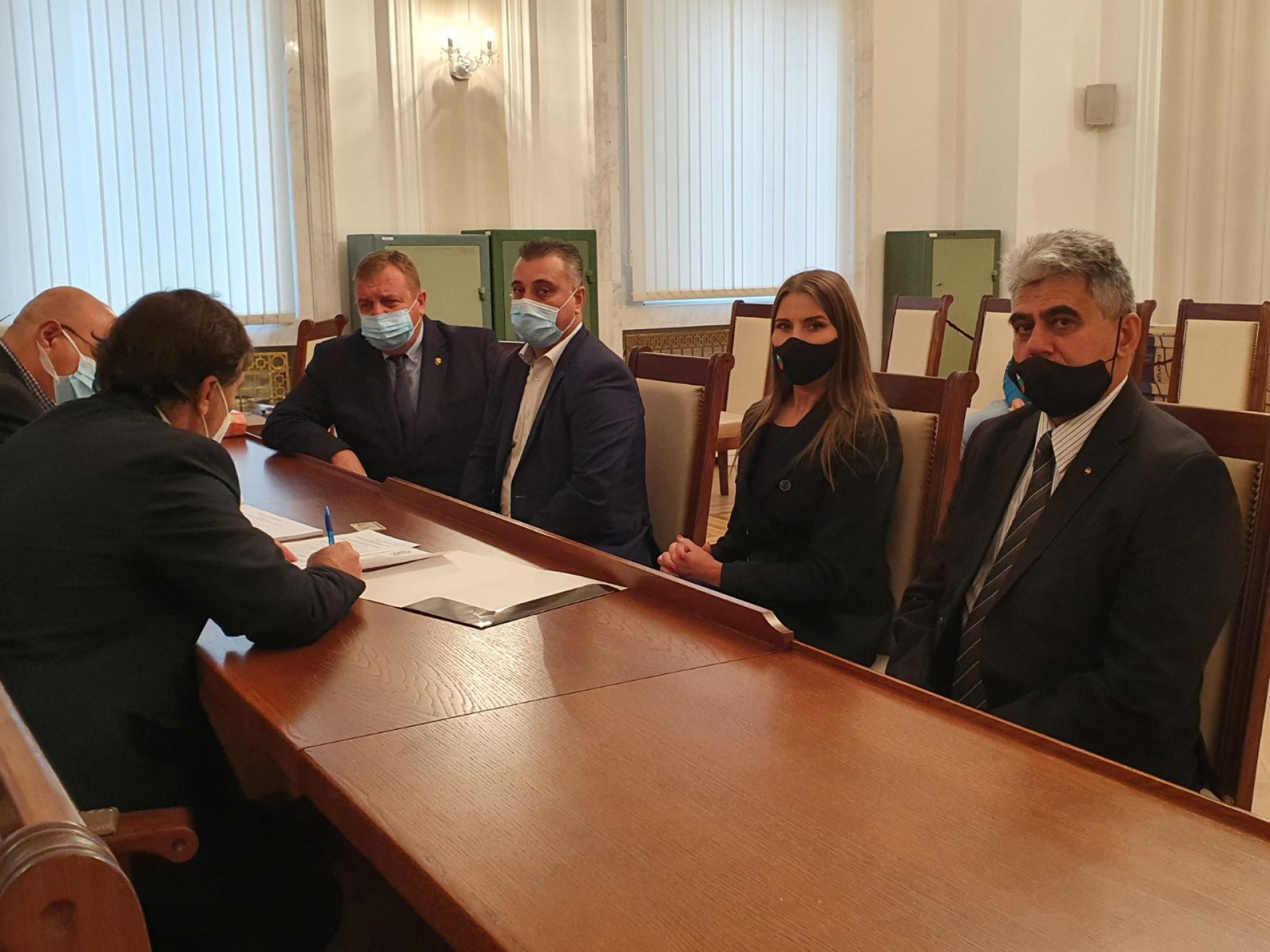 Кандидат-президентската двойка на ВМРО доц. Милен Михов и Мари                                     я Цветкова се регистрира в ЦИК