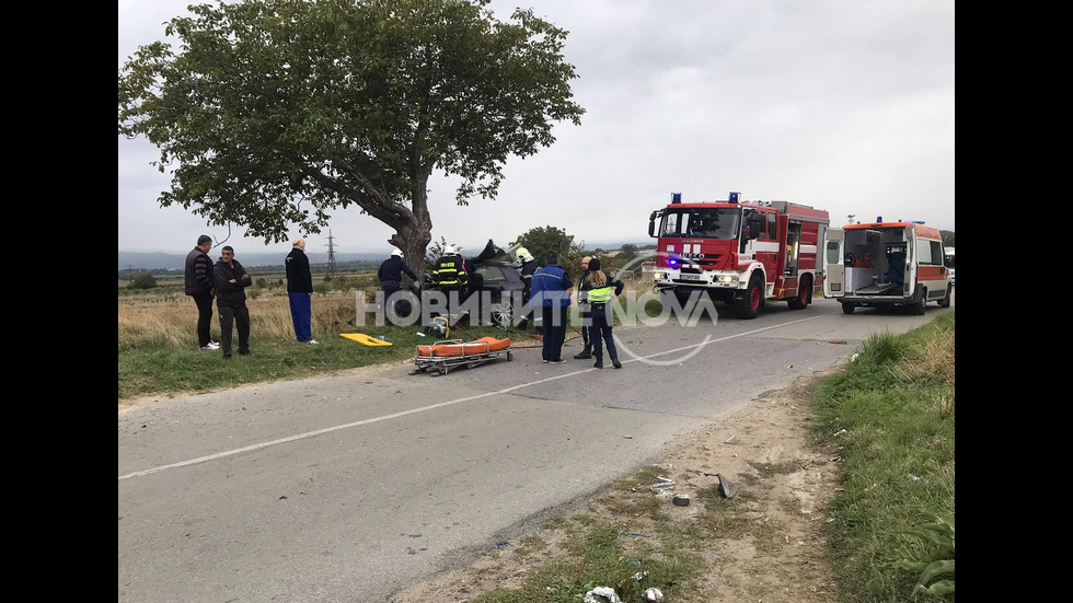 Тежка катастрофа до град Крън, режат ламарини СНИМКИ