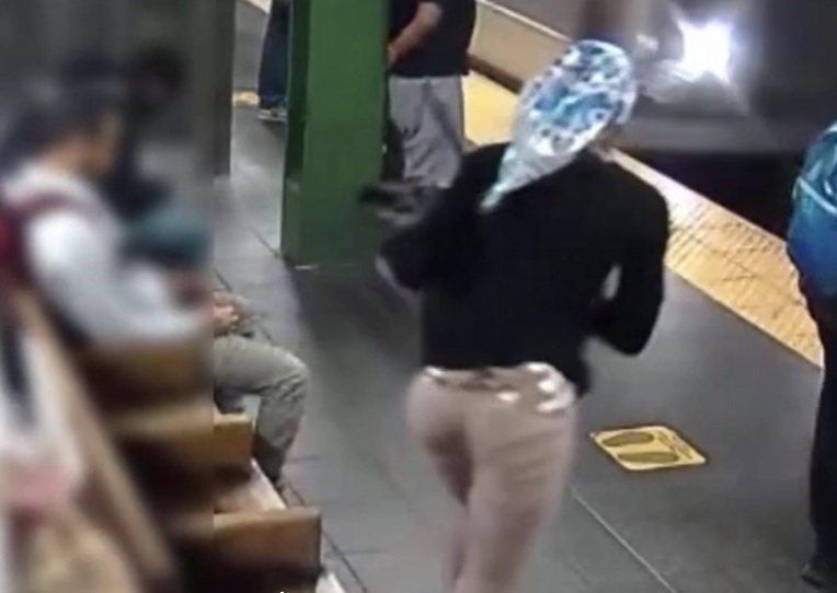 Ужас: Нападателка със забрадка блъсна жена под колелата на метрото ВИДЕО