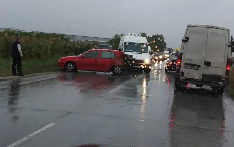 Кола се вряза в бус и стана страшно в Пловдив