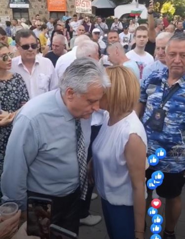 Докога Манолова няма да плаща тротоарно право за катуна пред МС?
