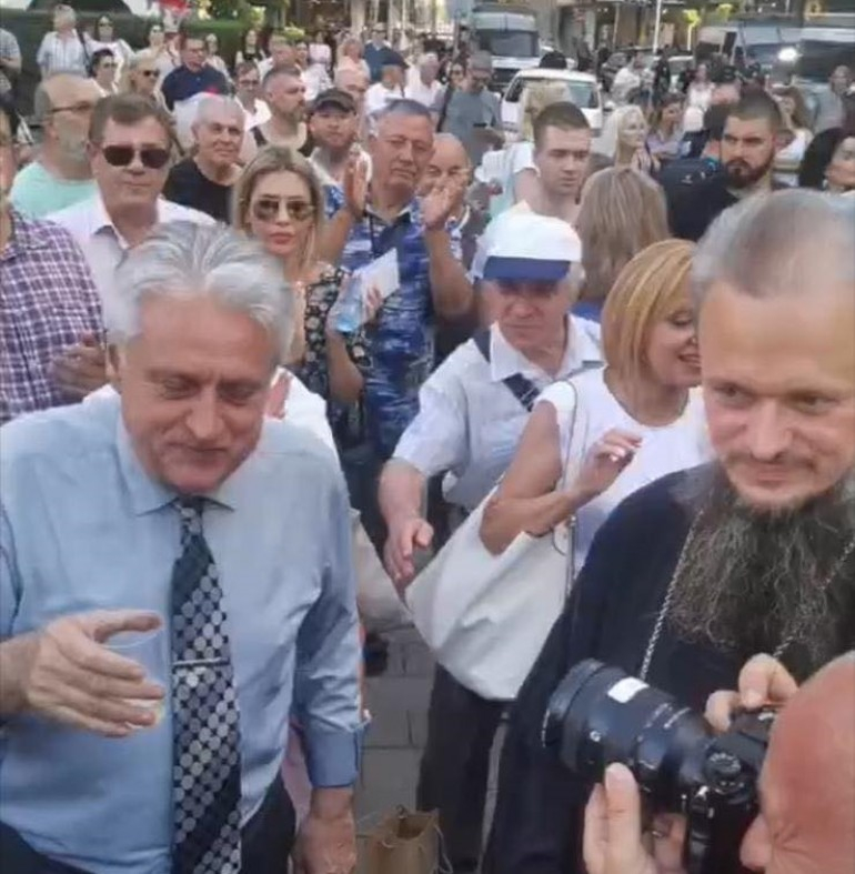 Докога Манолова няма да плаща тротоарно право за катуна пред МС?
