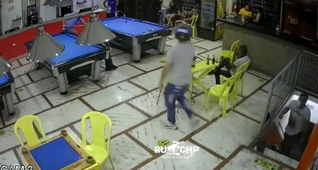 Грабител нахлу в билярд клуб, но отмъщението беше жестоко ВИДЕО 18+