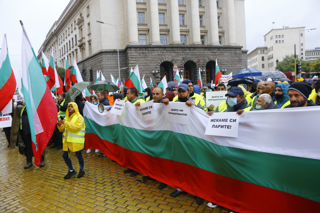 Тежка техника и протест на пътищарите блокира пак триъгълника на властта в София