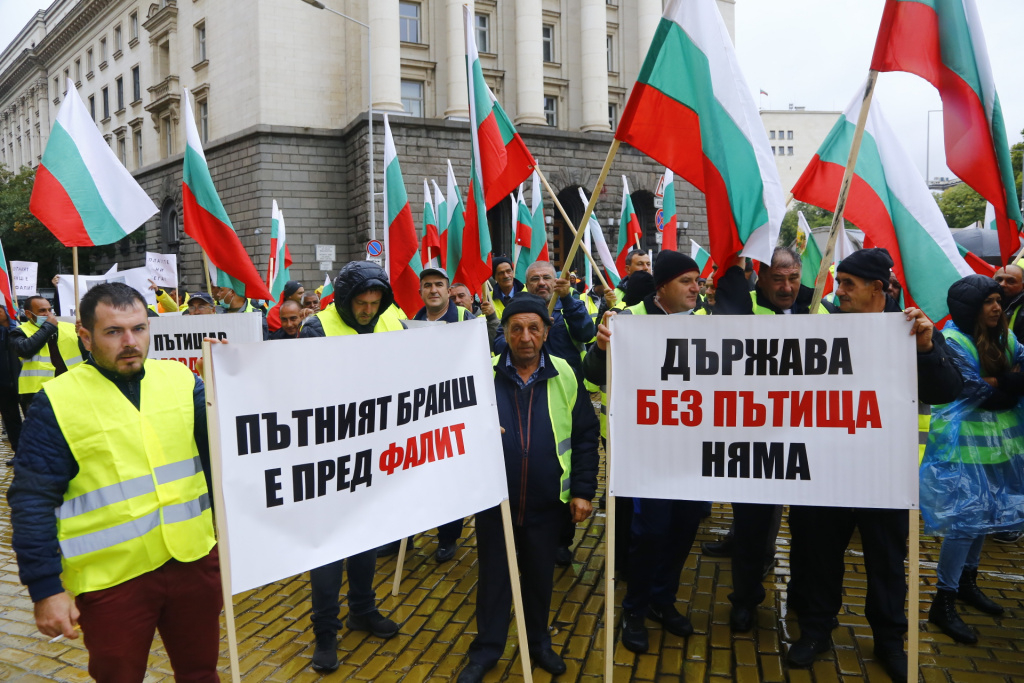 Тежка техника и протест на пътищарите блокира пак триъгълника на властта в София
