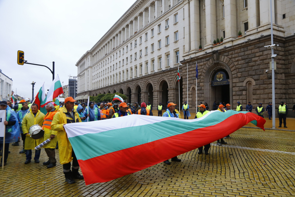 Тежка техника и протест на пътищарите блокира пак триъгълника на властта в София