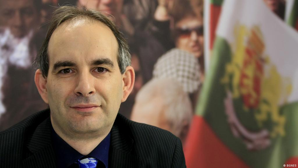Волгин за Кирил Петков: Не спира да се усмихва, докато лъже най-безочливо