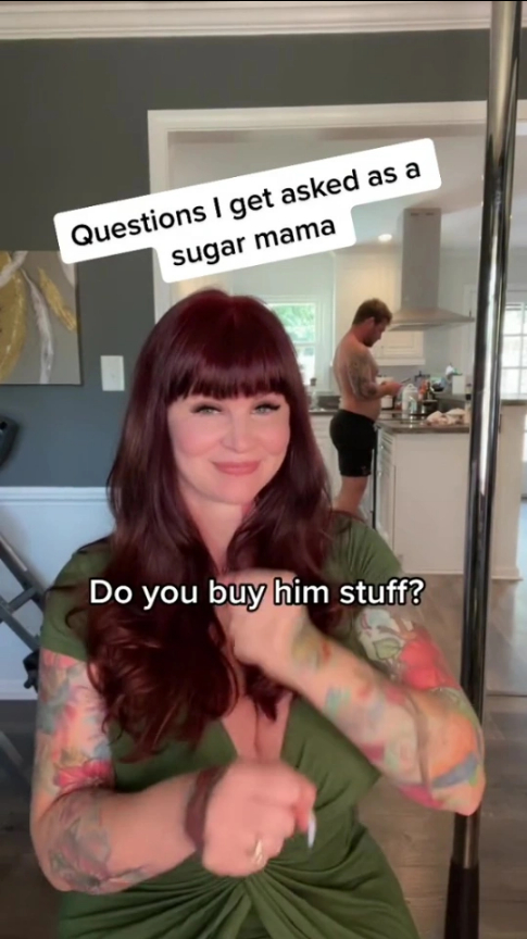 Горда “sugar mama”: Давам на младото си гадже по 15 000 джобни на месец, а то ми се отплаща със... СНИМКИ 18+