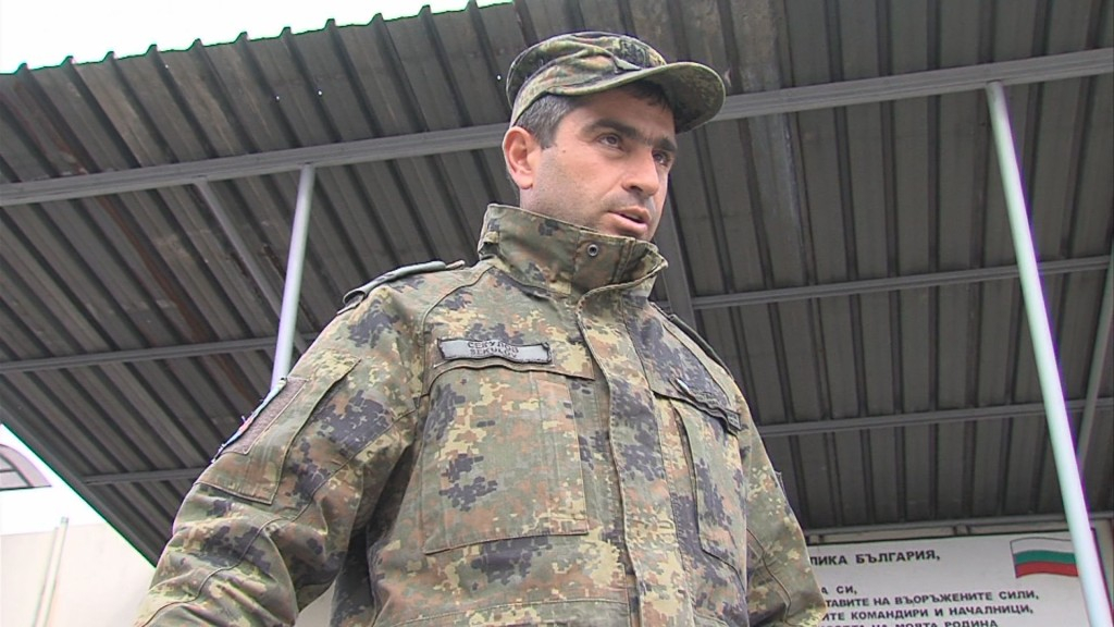 Майката на спасения от мл. сержант Атанас Секулов с благодарности към него