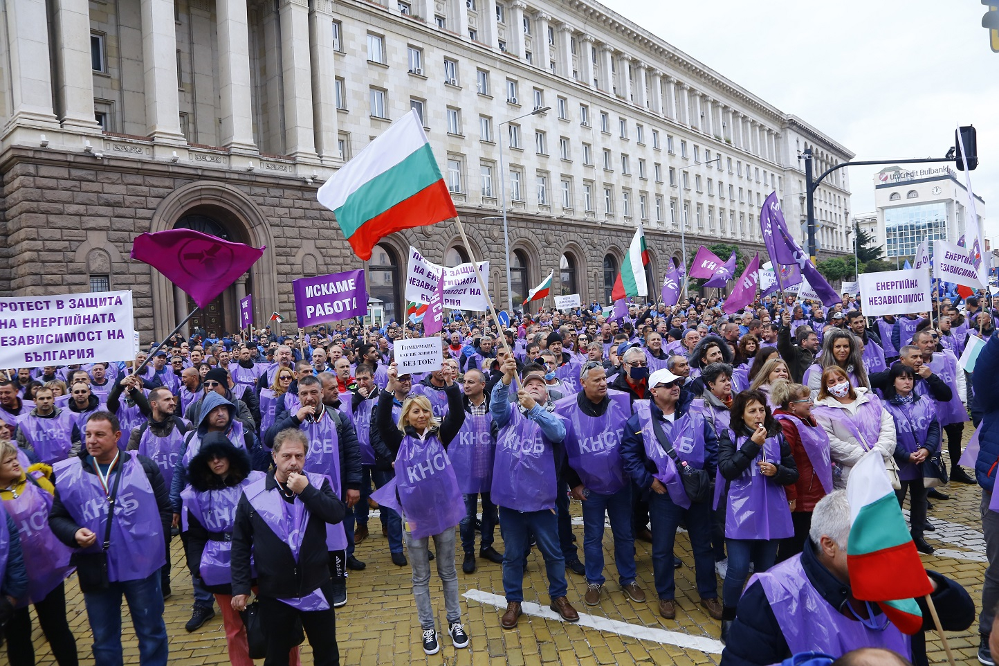 Държавата обеща на фирмите помощ за тока заради високата му цена