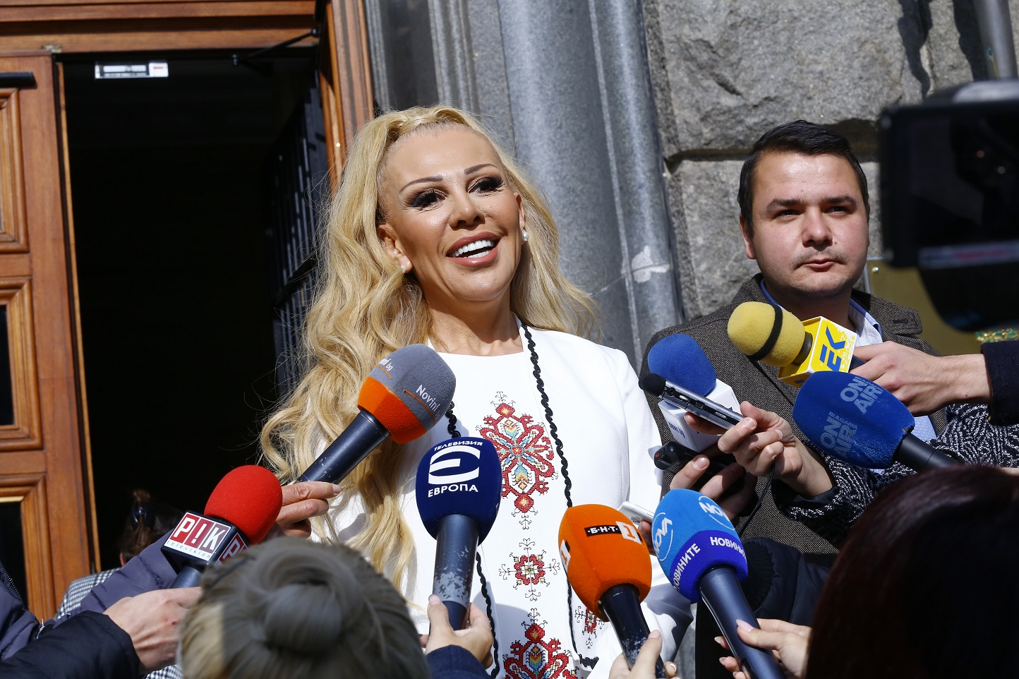 Луна влиза в пряка битка с Борисов и Нинова 