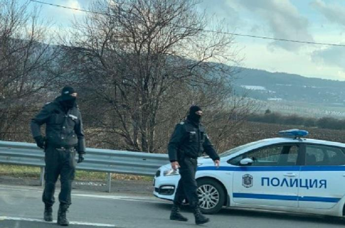Извънредно в БЛИЦ! На АМ „Тракия“ край София почерня от полиция заради опасен екшън