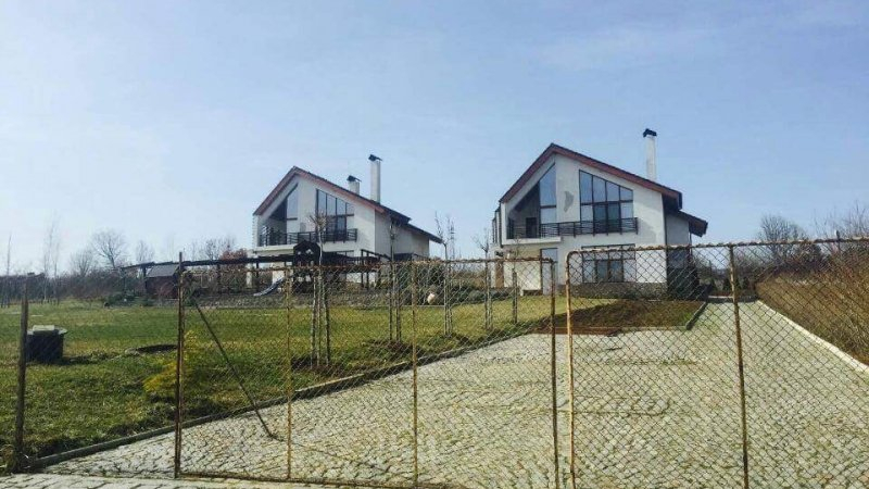 Красива и имотна щерка на служебен министър се намърда в листата на Петков и Василев СНИМКА 