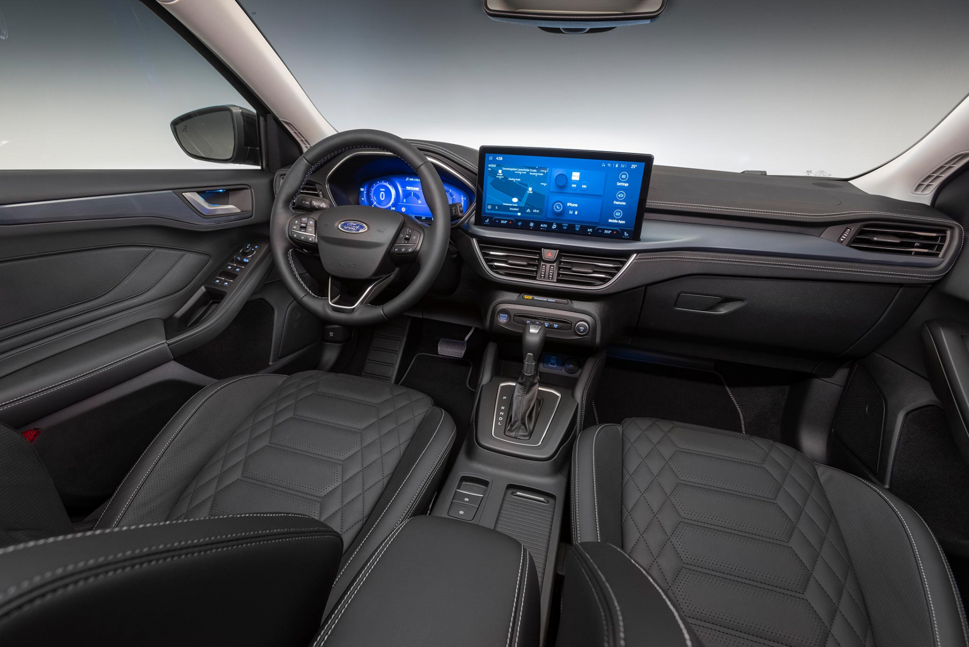 Ford Focus сега е още по-рафиниран, с подобрена свързаност, електрифицирани двигатели и изразителен стил