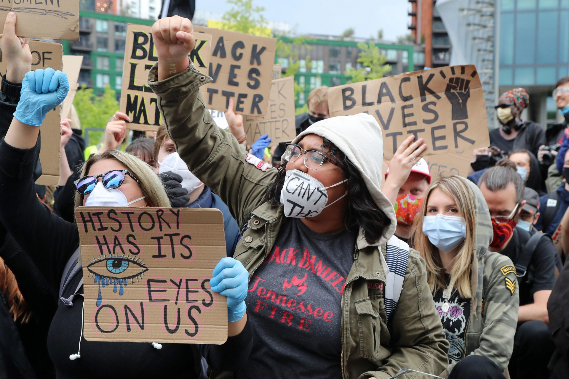 Потрес! Тъпчат главите на ученици с Black Lives Matter идеология