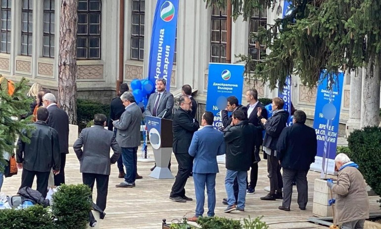 Не е за вярване колко души има на предизборните събития на ДБ СНИМКИ