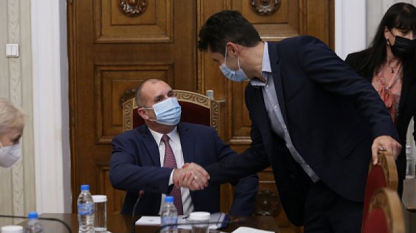 Проф. Киров посочи чутовен гаф на Радев за гражданството на Кирил Петков
