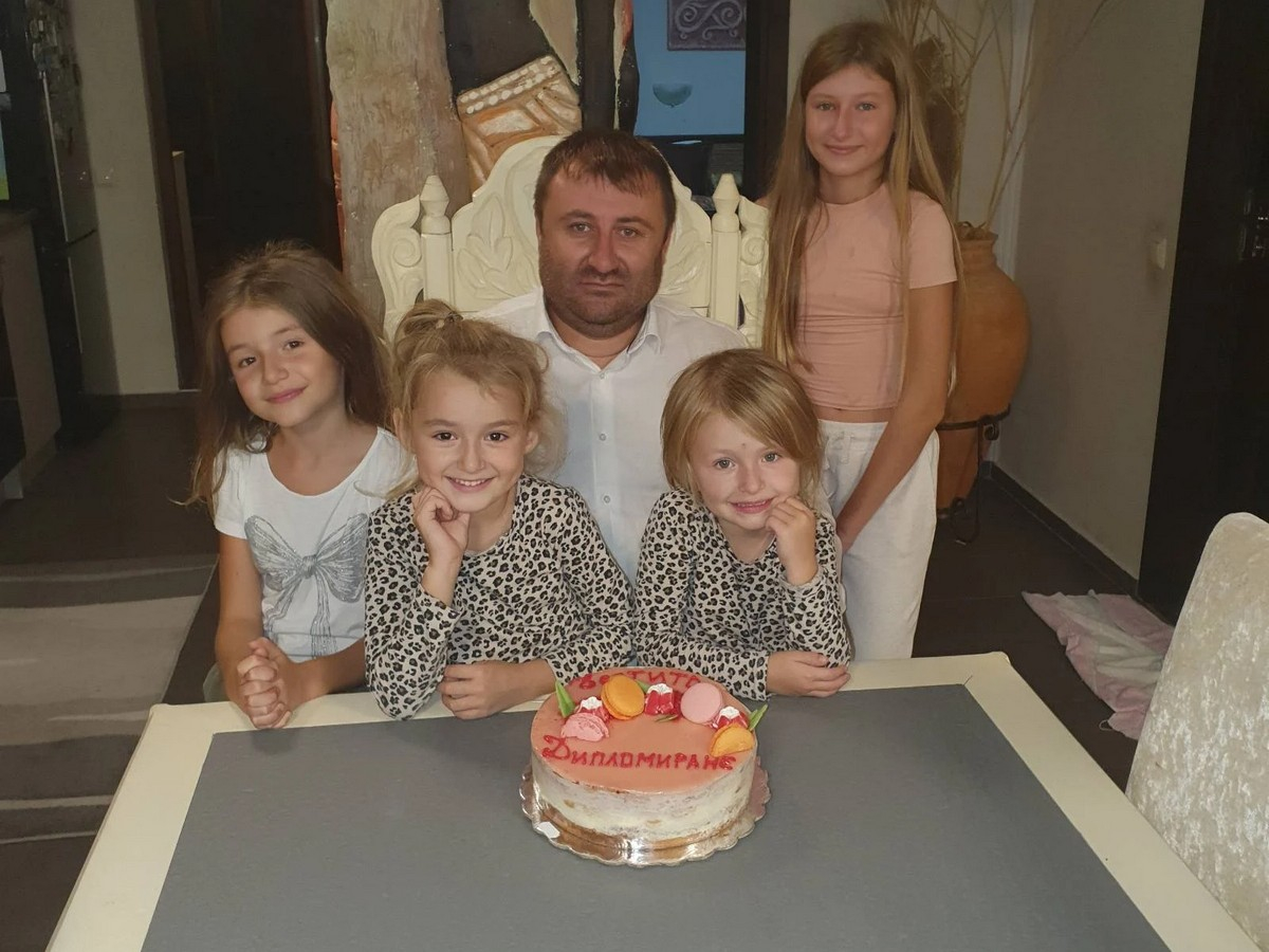 Хвала! Мюсюлманин от Карнобатско възроди 6 църкви и отля камбана СНИМКИ