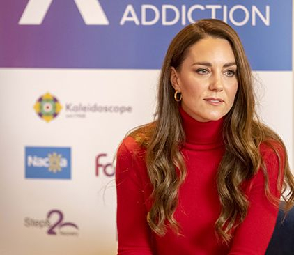 Пестеливата херцогиня Кейт изуми света със секси пола за 25 долара и... СНИМКИ