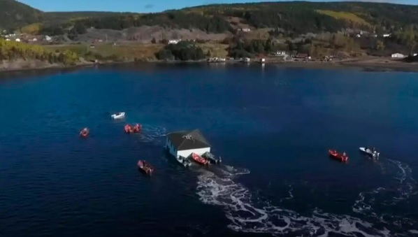 Съпрузи преместиха любимата си къща по вода през залив ВИДЕО