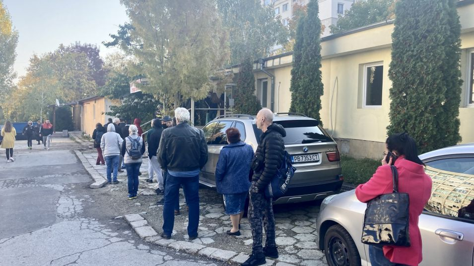 СНИМКИ показаха невиждани от пролетта опашки за ваксини след новината за зелените сертификати