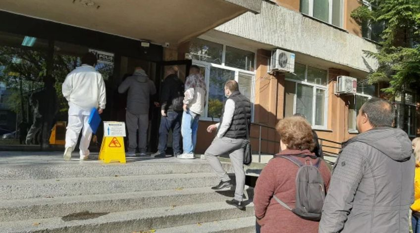 СНИМКИ показаха невиждани от пролетта опашки за ваксини след новината за зелените сертификати