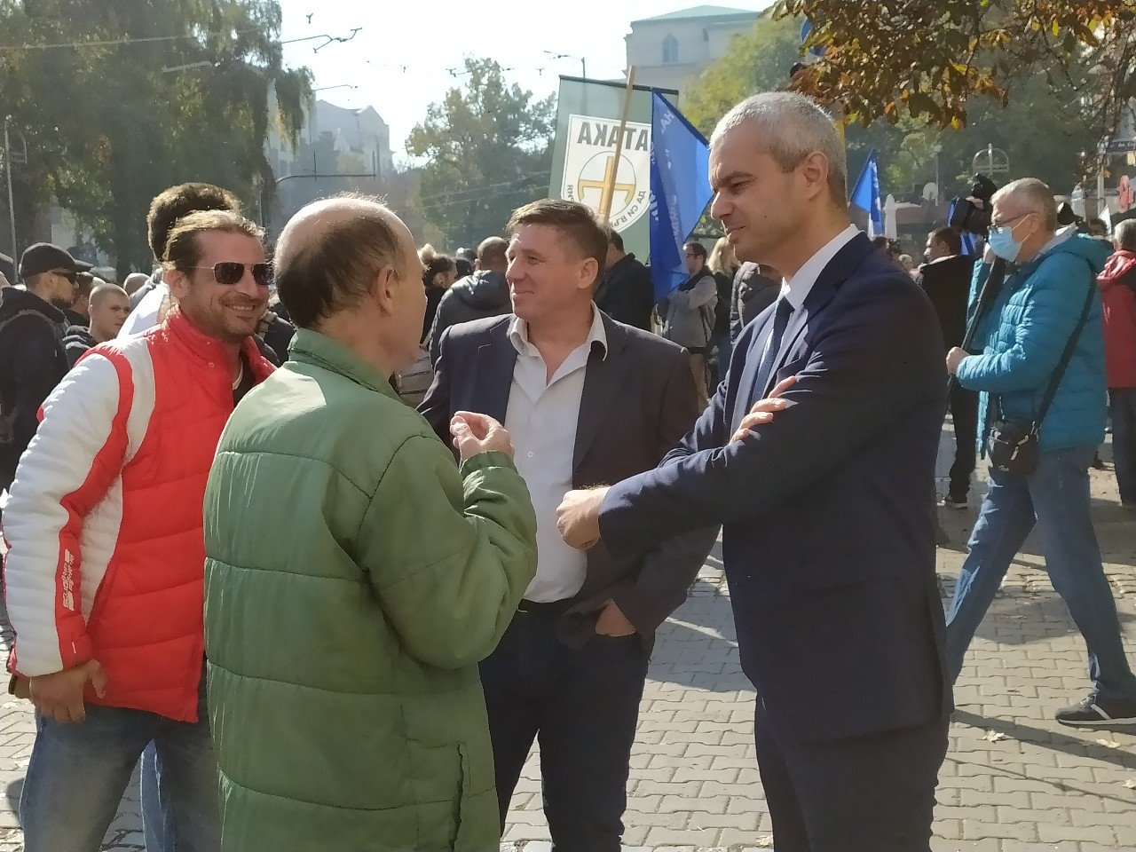Протест бушува под прозорците на Кацаров: Стойчо, ти си вирус за здравеопазването НА ЖИВО