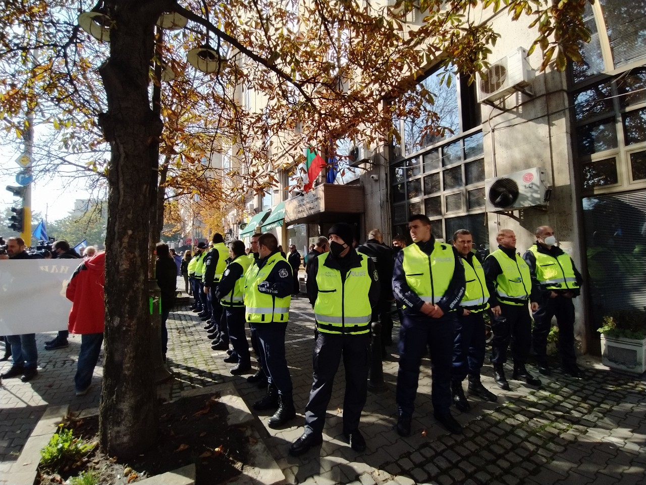 Протест бушува под прозорците на Кацаров: Стойчо, ти си вирус за здравеопазването НА ЖИВО