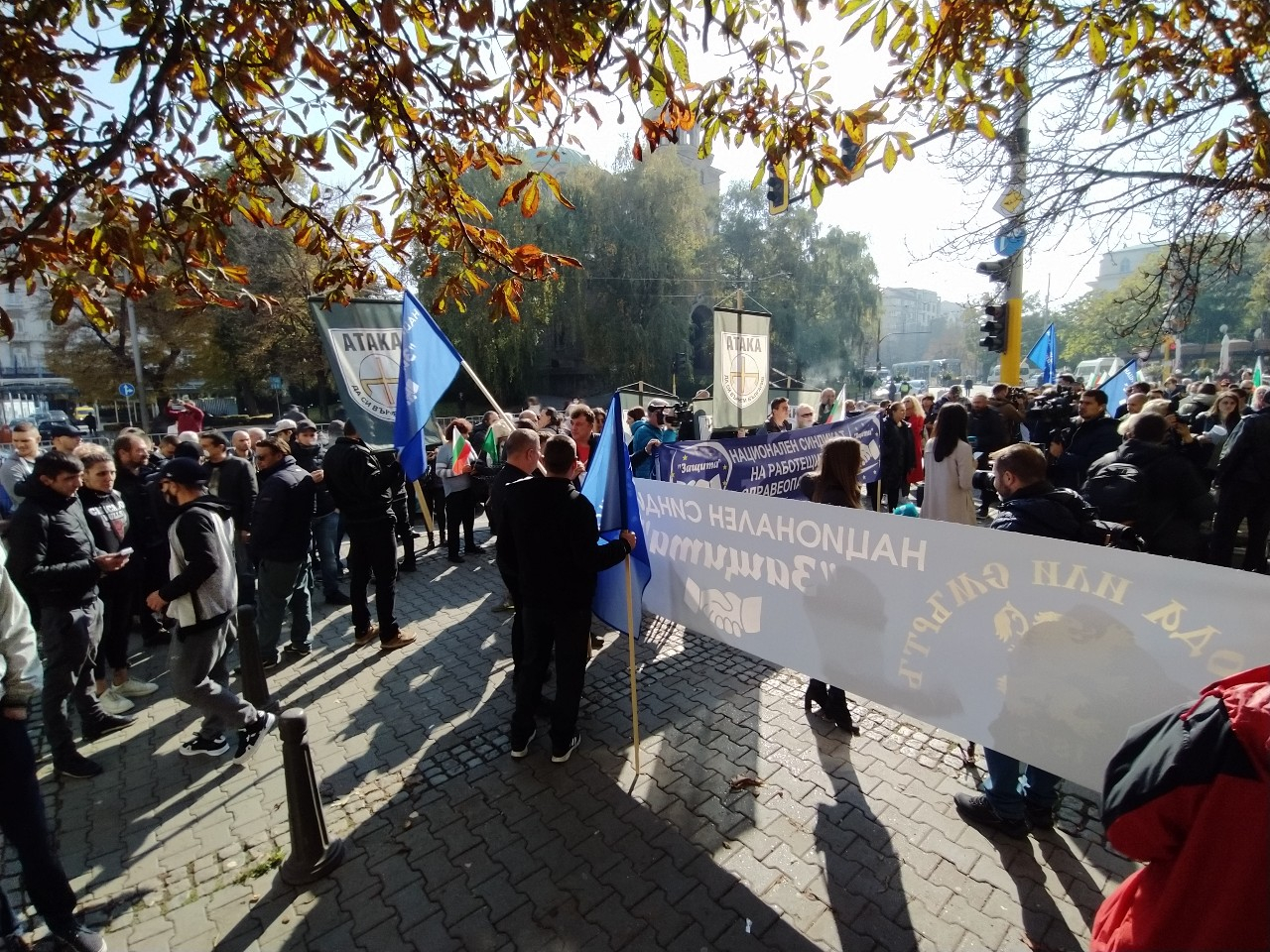 Протест бушува под прозорците на Кацаров: Стойчо, ти си вирус за здравеопазването НА ЖИВО