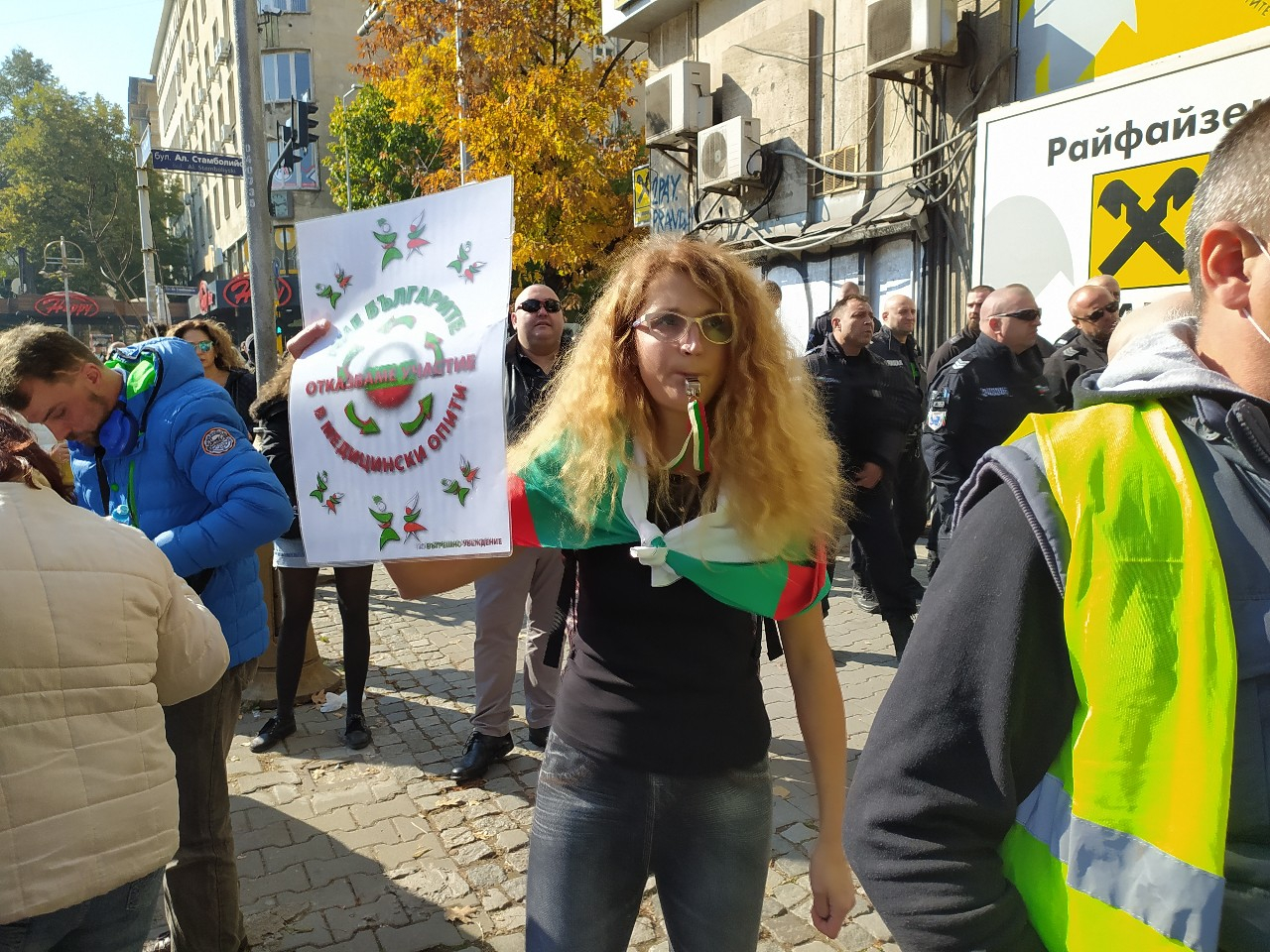 Протест бушува под прозорците на Кацаров: Стойчо, ти си вирус за здравеопазването НА ЖИВО
